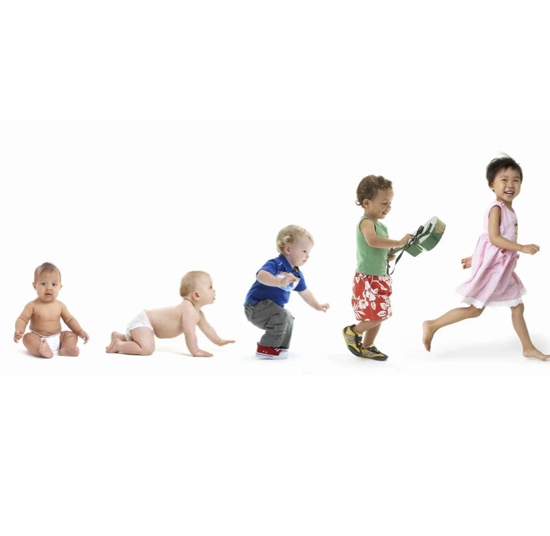 ребенок растет и развивается. ребенок меряет рост. что нужно ребенку чтобы он рос и развивался. ребенок растет. ребенок в подгузнике.