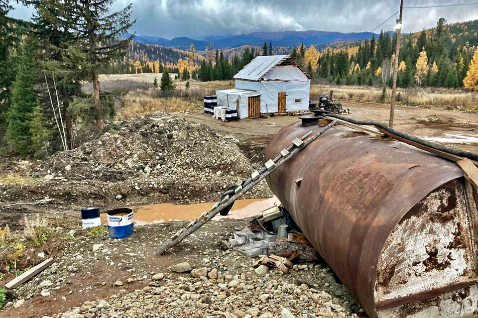     От артельных золотодобытчиков россыпного золота в Саянах природа Красноярского края терпит большой ущерб