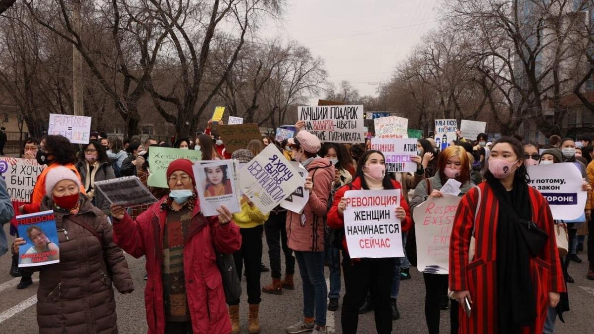    люди с плакатами на марше феминисток в Алматы:NUR.KZ/Петр Карандашов