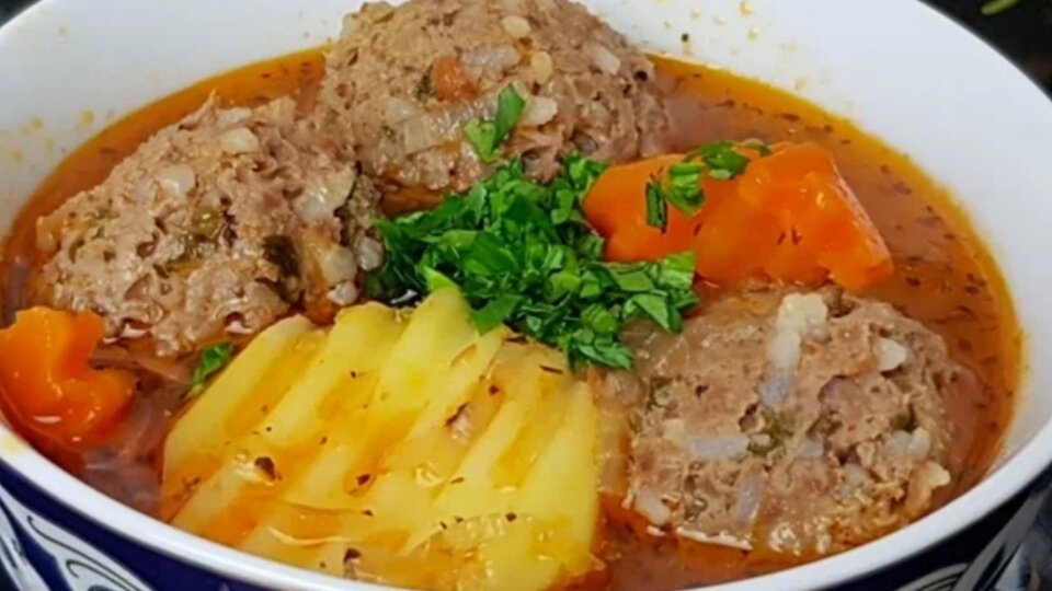 Рецепт. Растительное масло 100гр. Лук 1 шт.  Морковь 1шт. Перец сладкий 0.5 шт. Томатная паста 1 ст.л.  картофель 3 шт.  Петрушка по вкусу.  Соль 1чл.  Вода 2л .  Для Тефтел. Фарш говяжий 500 гр.  Лук 1шт . Соль чёрный перец кориандр зира. Рис 20 гр.  