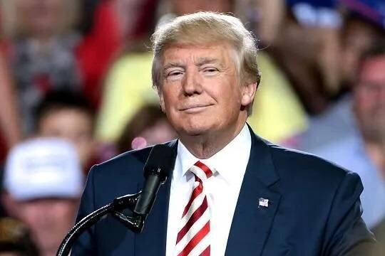    Трамп получил ордер из-за пустой папки с надписью «Секретный вечерний брифинг»