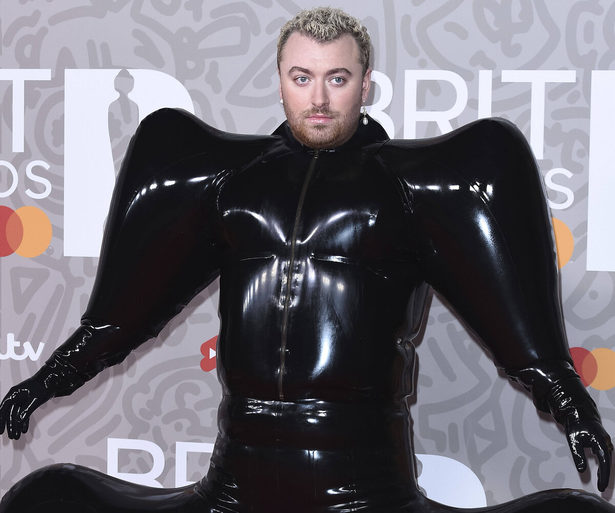     Вы уже видели черный надувной костюм Сэма Смита на Brit Awards? Образ музыканта сразу стал мемом