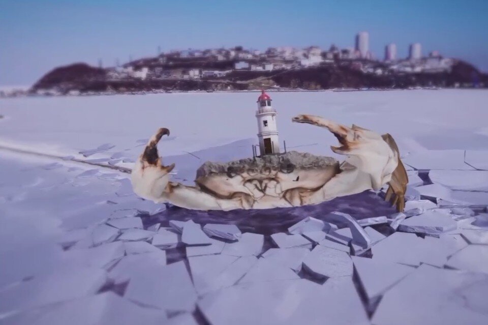     Гигантский краб с маяком на спине.  принтскрин видео.