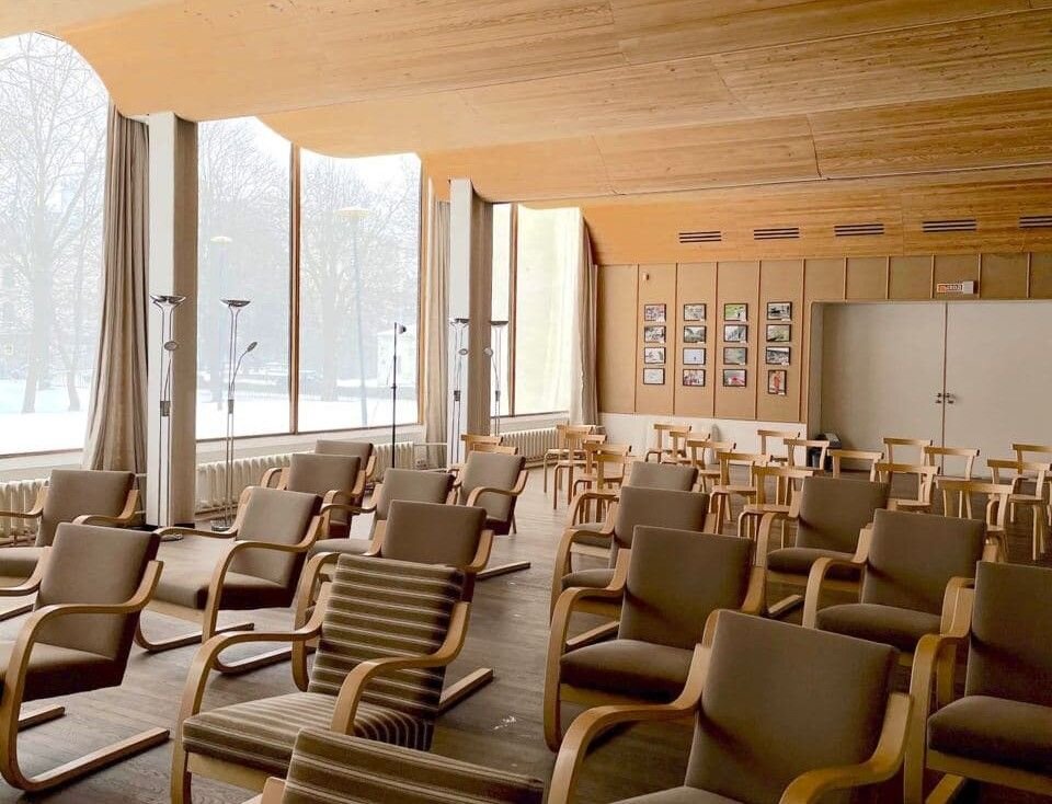 Интерьеры лекционного зала в библиотеке Алвара Аалто