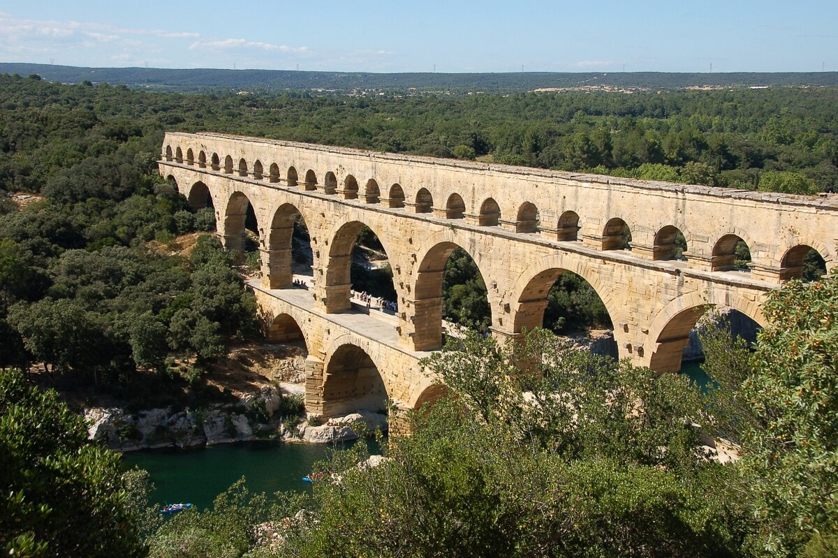 Aqueduct. Акведук Пон-дю-гар. Пон-дю-гар во Франции. Римский акведук. Мост Пон дю гар во Франции. Римский акведук Гардский мост.