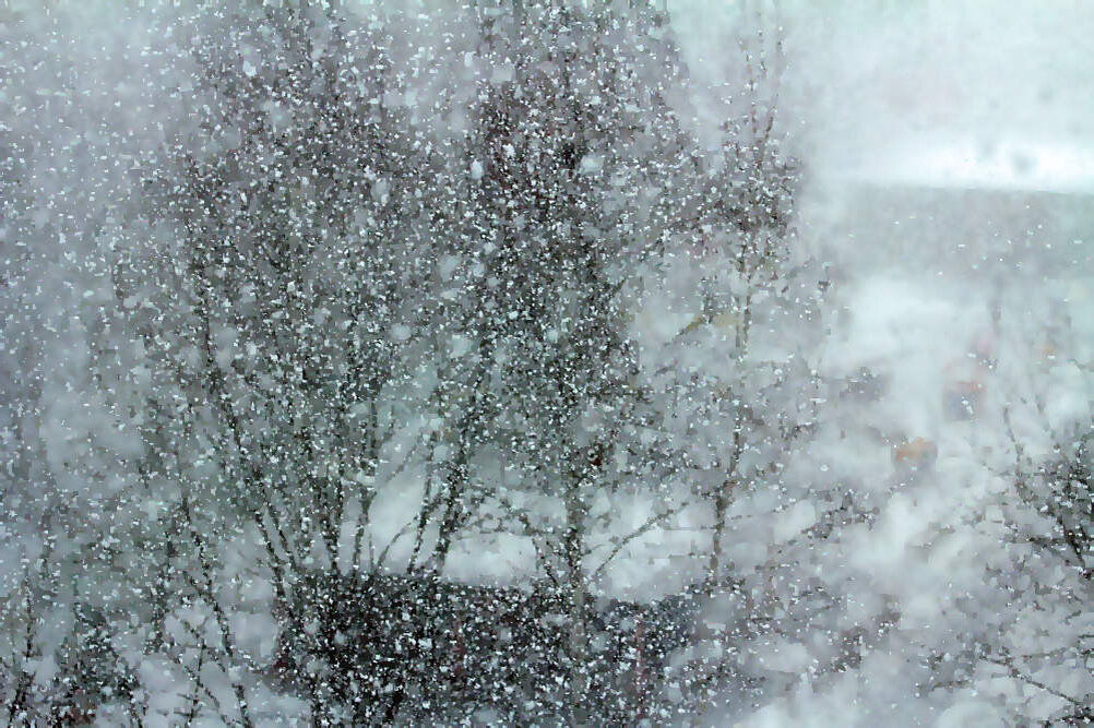 Вьюга снег и снежинки песня. Снег за окном. Метель за окном. Снежная метель. Снегопад метель.