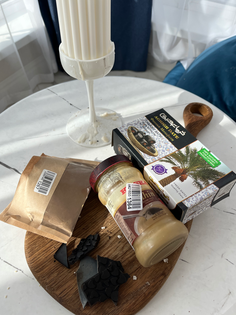 Финики 10 – 15 штук 
Тахини ( кунжутная паста ) -3ст.л
Какао - 1,5 ст.л

Шоколад для украшения (смотреть в рецептах)
Сверху можно посыпать морской солью(отличное сочетание )