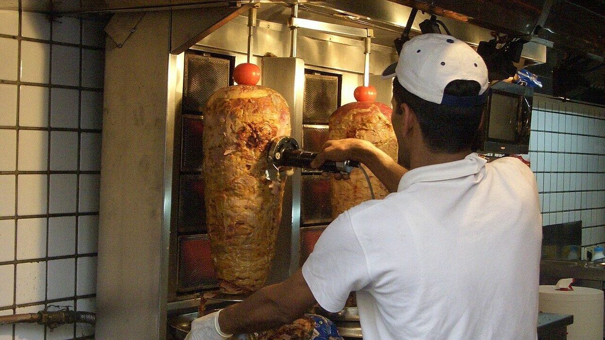     Шаурма в Ростове является чуть ли не традиционным блюдом. Заведения города соревнуются в умении вкусно и оригинально приготовить этот фаст-фуд. RostovGazeta выяснила, сколько стоит шаурма, почему дорожает и где продается лучшая, тем более, что 13 февраля отмечается Всемирный день шаурмы.