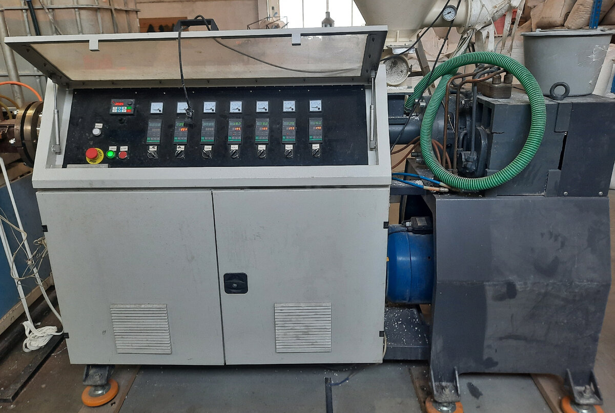 На фотографии запуск двухручьевой линии по производству профиля ПВХ