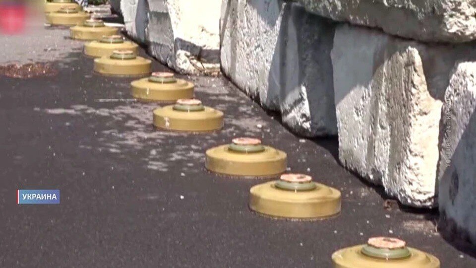     Заминированные дороги на украинско-белорусской границе в октябре 2022 года показали в эфире СТВ. Фото: кадр видео СТВ