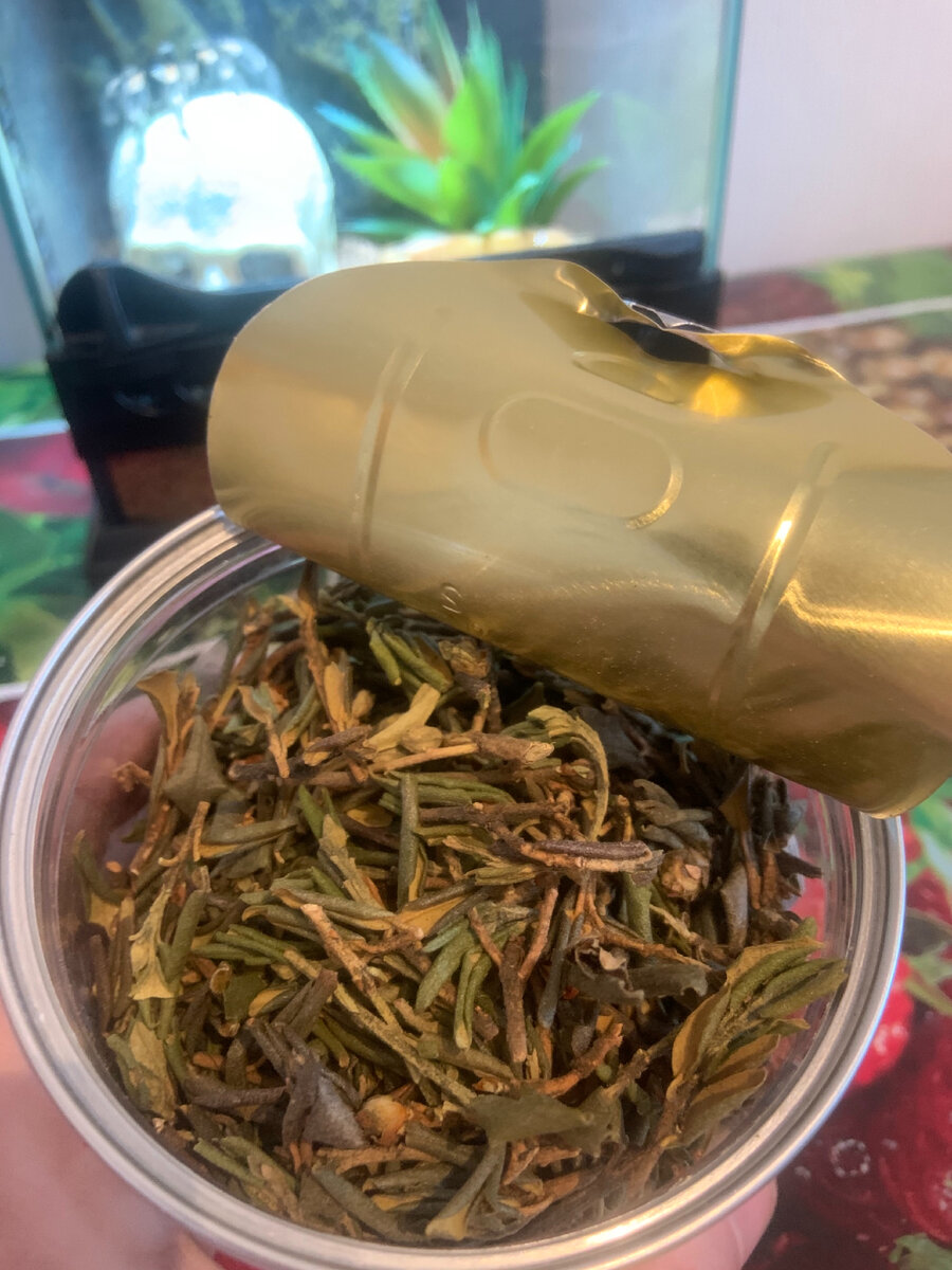 Вот так выглядит этот чай. В комментариях на различных сайтах было указано, что признак хорошего товара, это минимальное наличие «веточек». Покупал данный чай «в слепую» на Ozon.ru, поэтому разглядеть содержимое баночки не мог, опирался лишь на комментарии к данному товару.