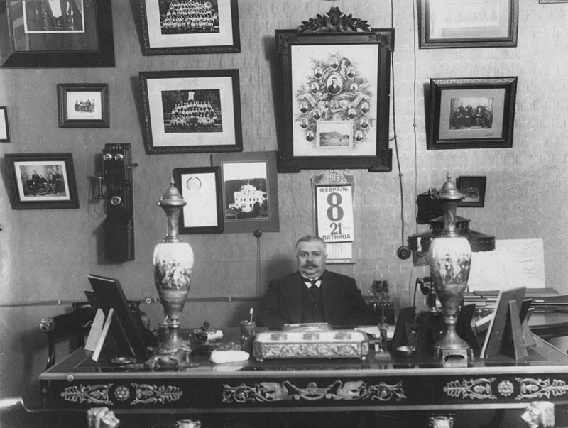 Владимир Гаврилович Филиппов (1863-1923) в кабинете за письменным столом 8 февраля 1913 г.