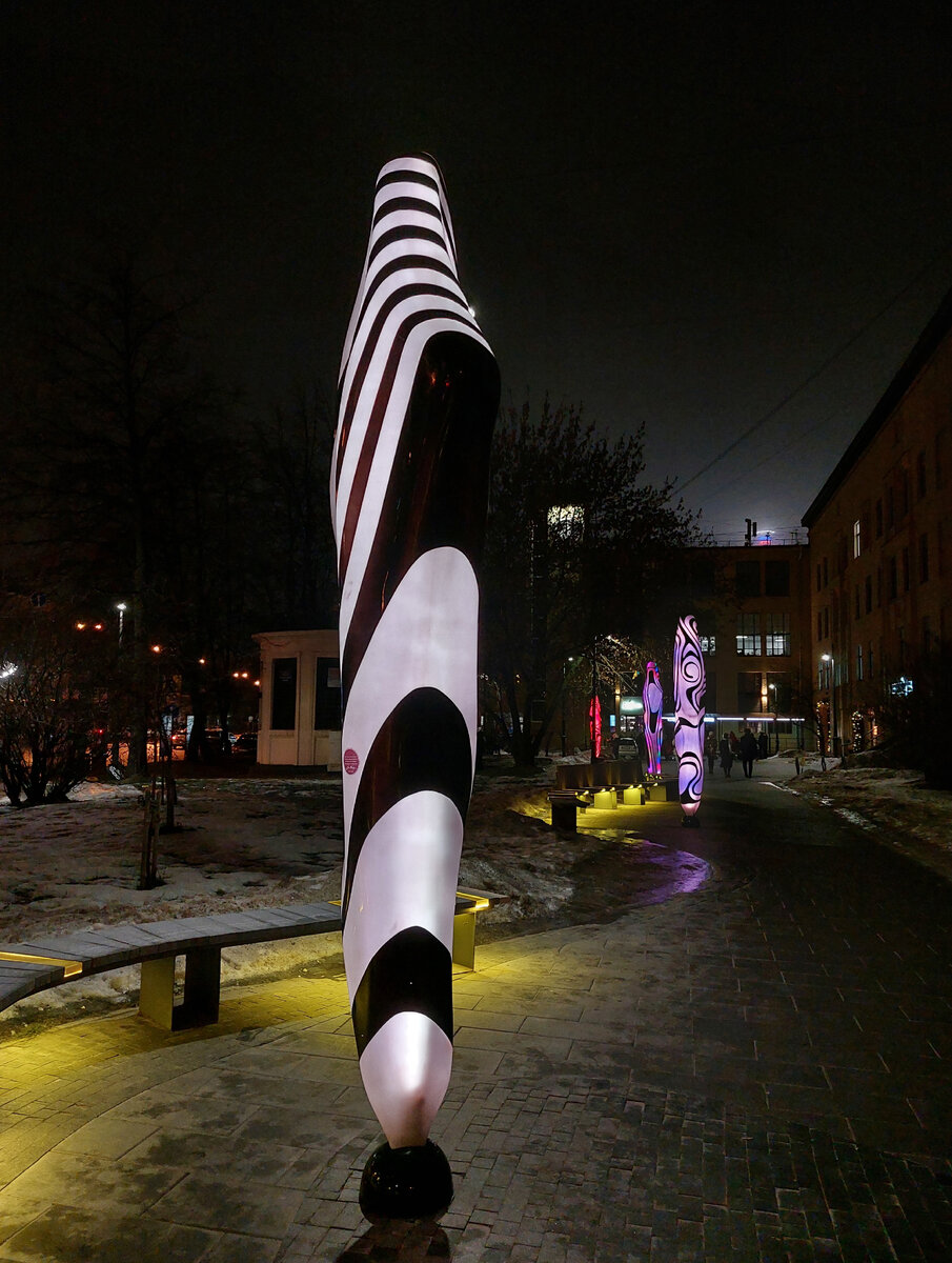 Необычные светящиеся столбики рядом с клубом.