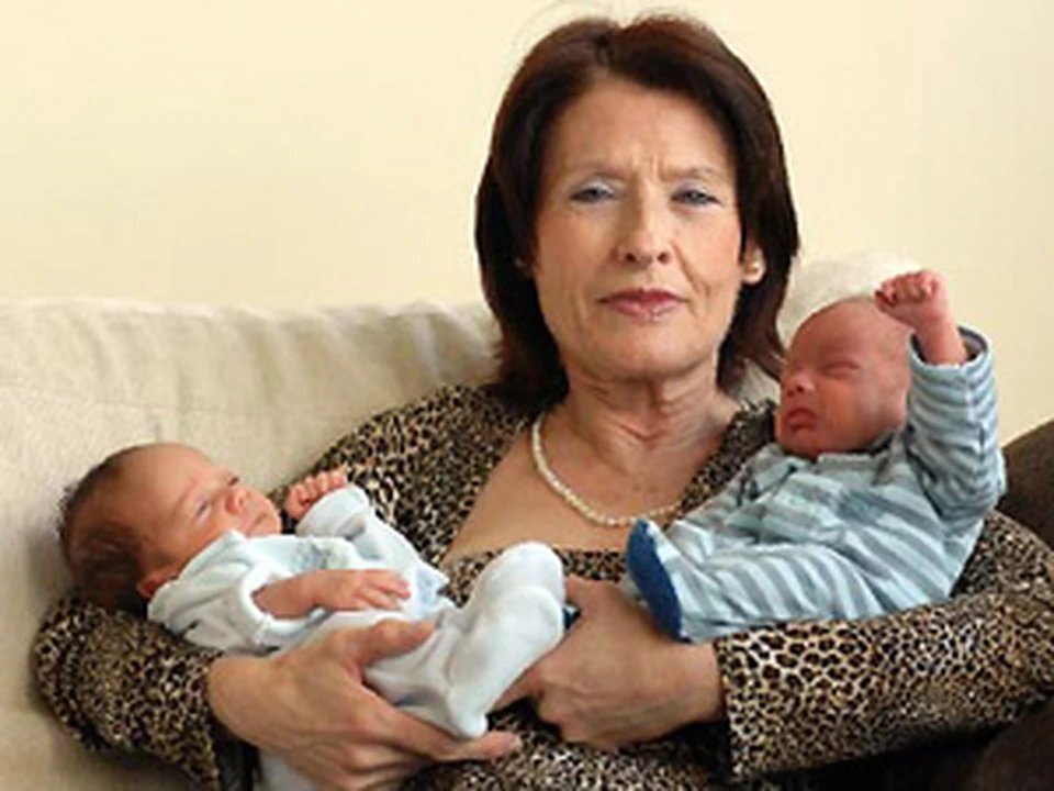 Самая старородящая женщина. Женщины родившие в 45. Дети старородящих женщин. Старородящая мать. Старородящая мама.