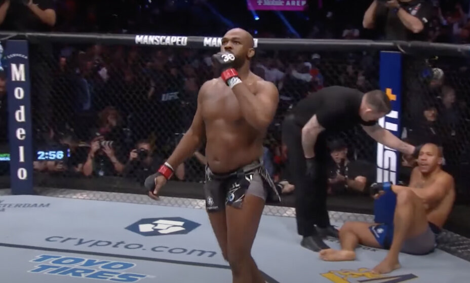    Джону Джонсу хватило пары минут, чтобы стать чемпионом UFC. Фото: телеграм-канал UFC