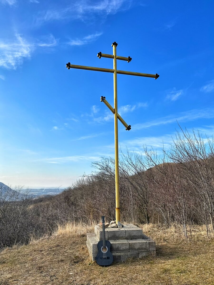 Видишь там на горе?