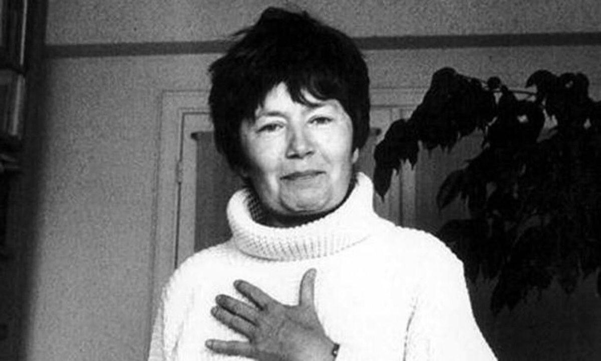 Люс Иригарей - французский философ и психоаналитик, занимается феминистской ревизией социальной теории. 
