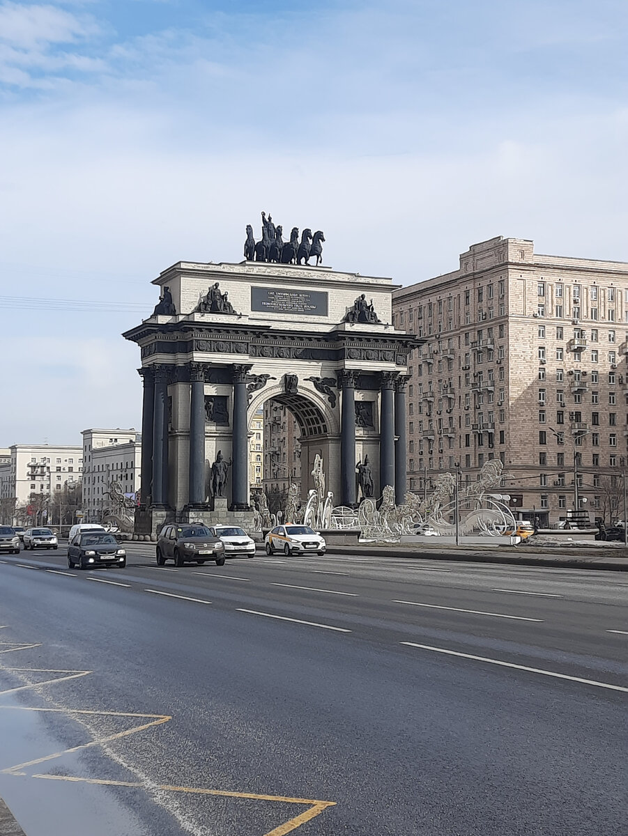 Триумфальные ворота на Кутузовском проспекте в Москве. Фото автора.