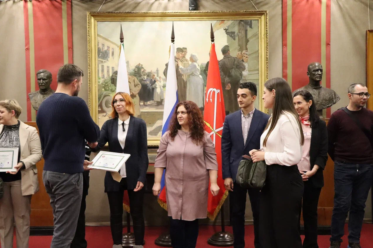 Фото организаторов. Вручение сертификатов успешно завершившим обучение