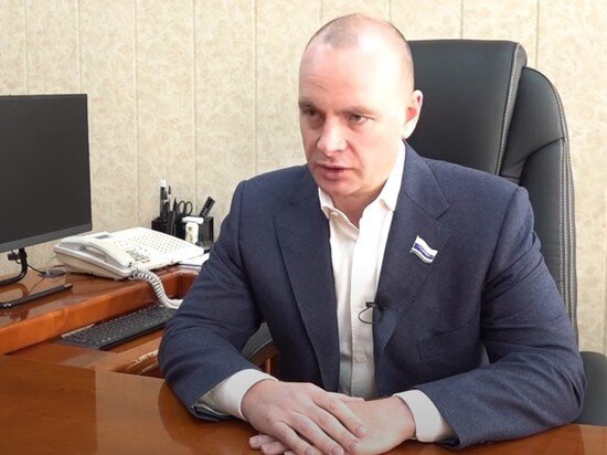     Прогнозы «МК-Урал» шаг за шагом сбываются. Депутат-коммунист Григорий Бачериков уже назначен директором Ирбитского молочного завода. И теперь в интервью СМИ размышляет о вариантах его приватизации. Скриншот телеканала НТС.