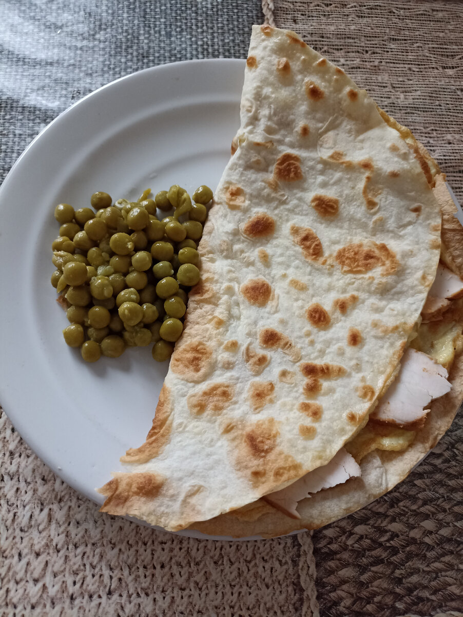 Яйцо с лавашом и пастромой. 