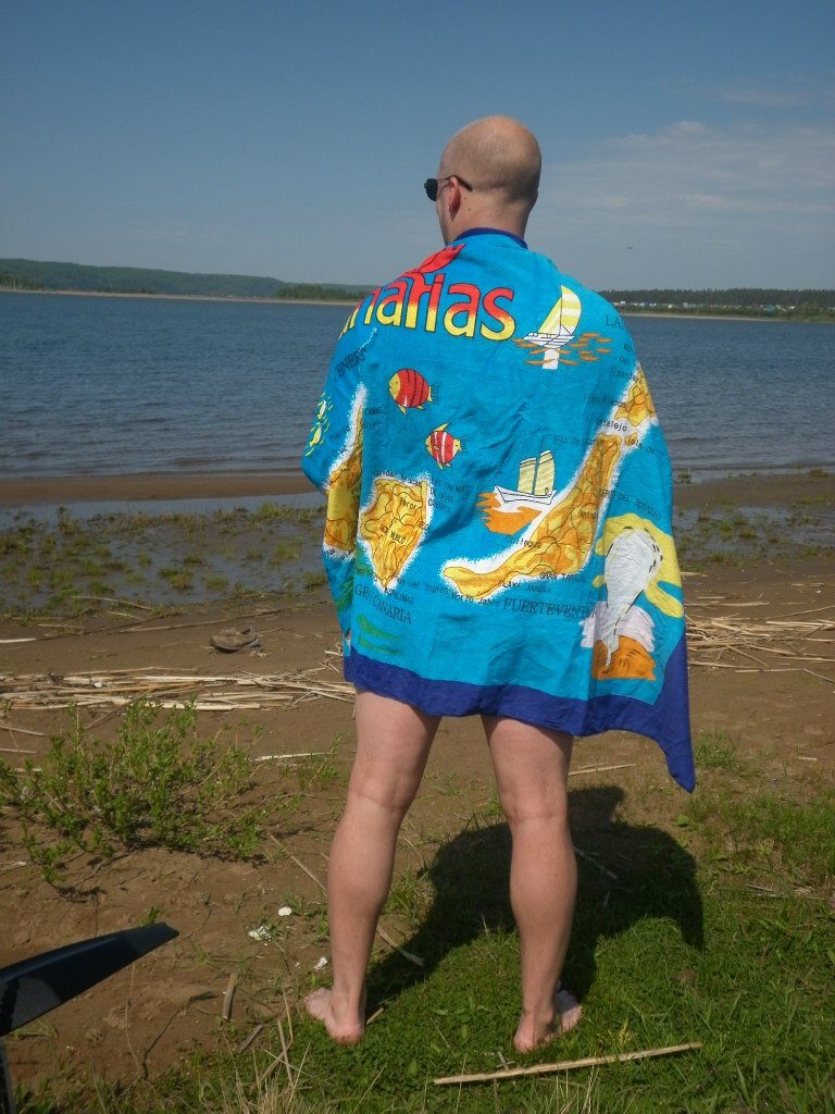 Автор на берегу Камы после купания. Полотенце куплено на рынке на Канарах (остров Ланцароте) осенью 2010 года. Фото автора, 08.05.2012.