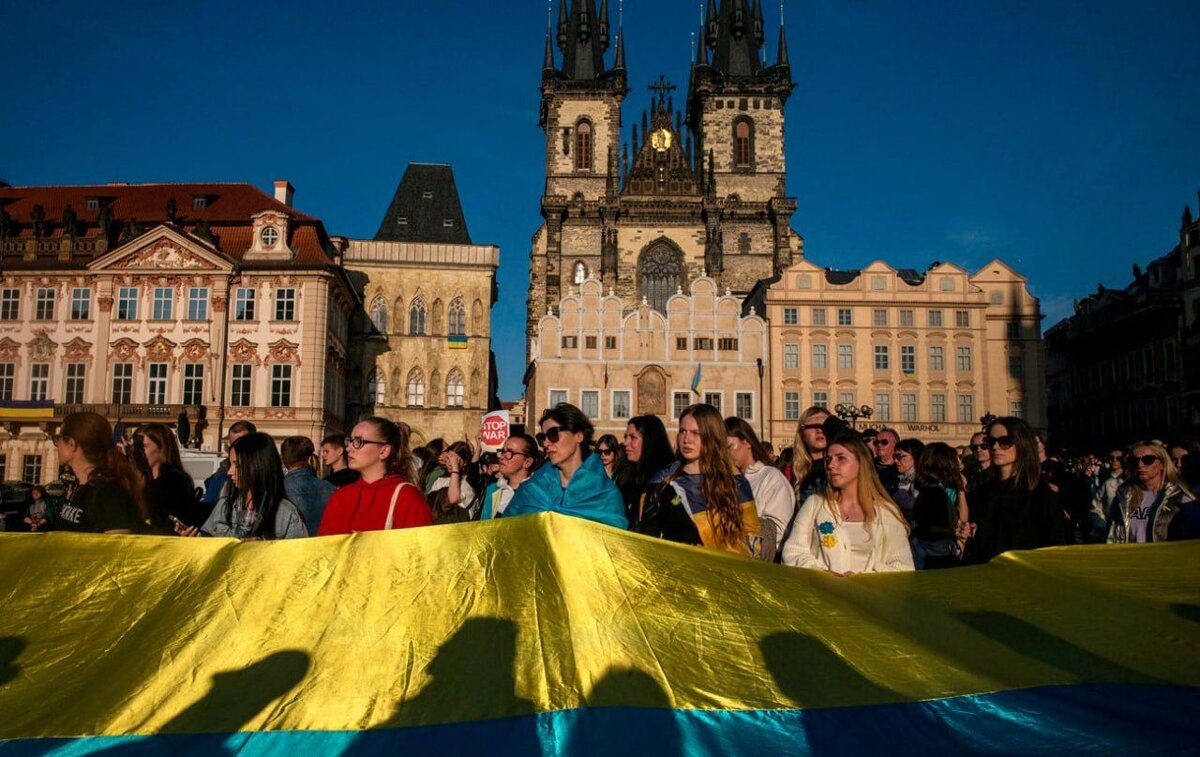 Последние новости чехии. Украинцы в Чехии. Чехия беженцы. Чехия сокращение. Украинцы в Чехии видео.