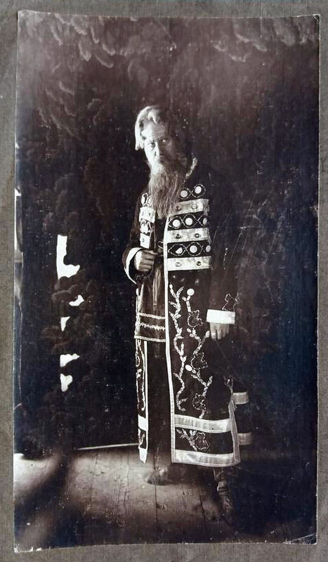 Ипполит Минеевич Бушков в образе из спектакля.