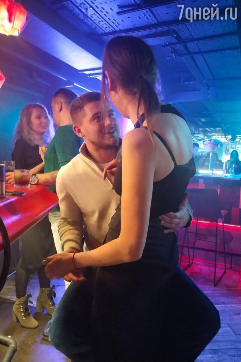    Вячеслав Дайчев с незнакомкой Telegram-канала Anshlak