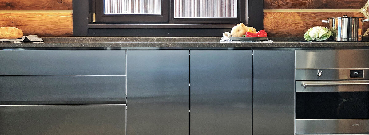 Металлическая кухня AWELT в деревянном доме