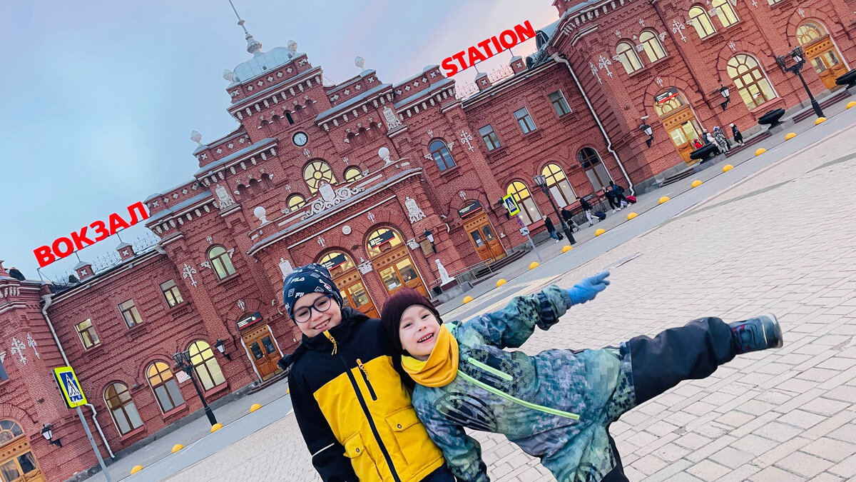 Главное здание - Вокзал из красного кирпича является памятником  архитектуры и достопримечательностью города, было спроектировано архитектором Генрихом Рушем в 1896 году. 