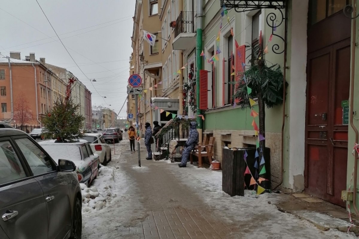    В Петербурге после рейдов СК РФ и полиции закрыли бары на Думской улице