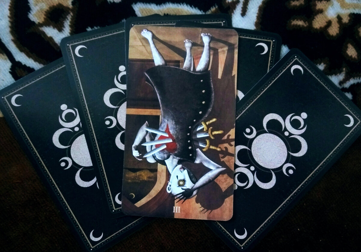 Перевернутый Аркан Тройка Мечей - Таро Сумасшедшей Луны