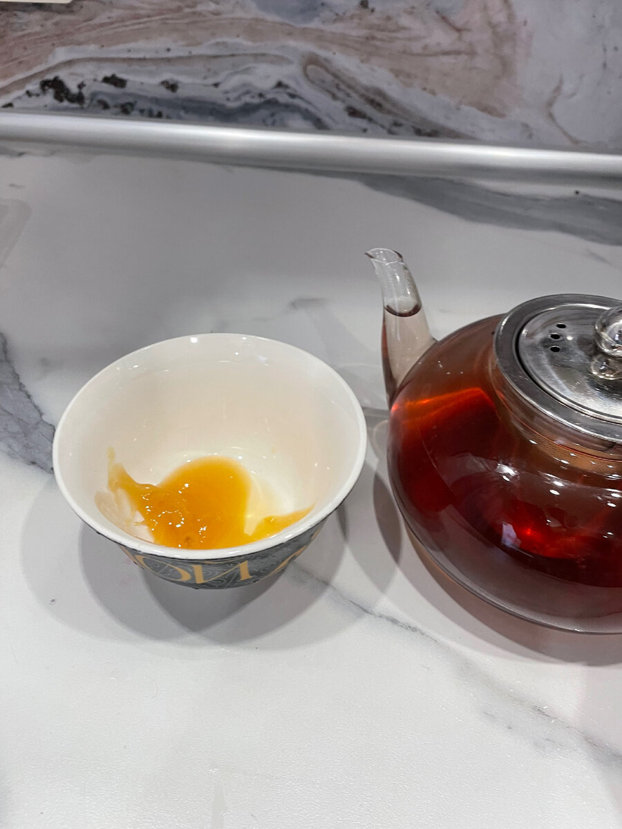 Чай с ягодой может быть полезен по нескольким причинам:

Богат источником антиоксидантов: Ягоды, такие как черника, малина, клубника и другие, содержат высокие уровни антиоксидантов, которые могут помочь защитить клетки организма от повреждений свободными радикалами. Пить чай с ягодой может помочь улучшить вашу защиту от окислительного стресса и помочь в борьбе с рядом заболеваний.
Укрепляет иммунитет: Многие ягоды также содержат витамин C, который является важным витамином для укрепления иммунной системы. Пить чай с ягодой может помочь улучшить вашу защиту от болезней и помочь вам чувствовать себя более здоровым.
Помогает снизить уровень стресса: Чай, как и ягоды, содержит фитохимикаты, которые могут помочь снизить уровень стресса и улучшить настроение. Кроме того, сам процесс приготовления и употребления чая может быть утешительным и способствовать релаксации.
Повышает уровень энергии: Ягоды также могут содержать углеводы и другие питательные вещества, которые могут помочь повысить уровень энергии. Пить чай с ягодой может помочь вам чувствовать себя более бодрым и энергичным в течение дня.
В целом, чай с ягодой может быть полезным для здоровья благодаря своему богатому составу антиоксидантов и других питательных веществ, которые могут помочь укрепить иммунную систему, улучшить уровень энергии, снизить стресс и улучшить настроение.