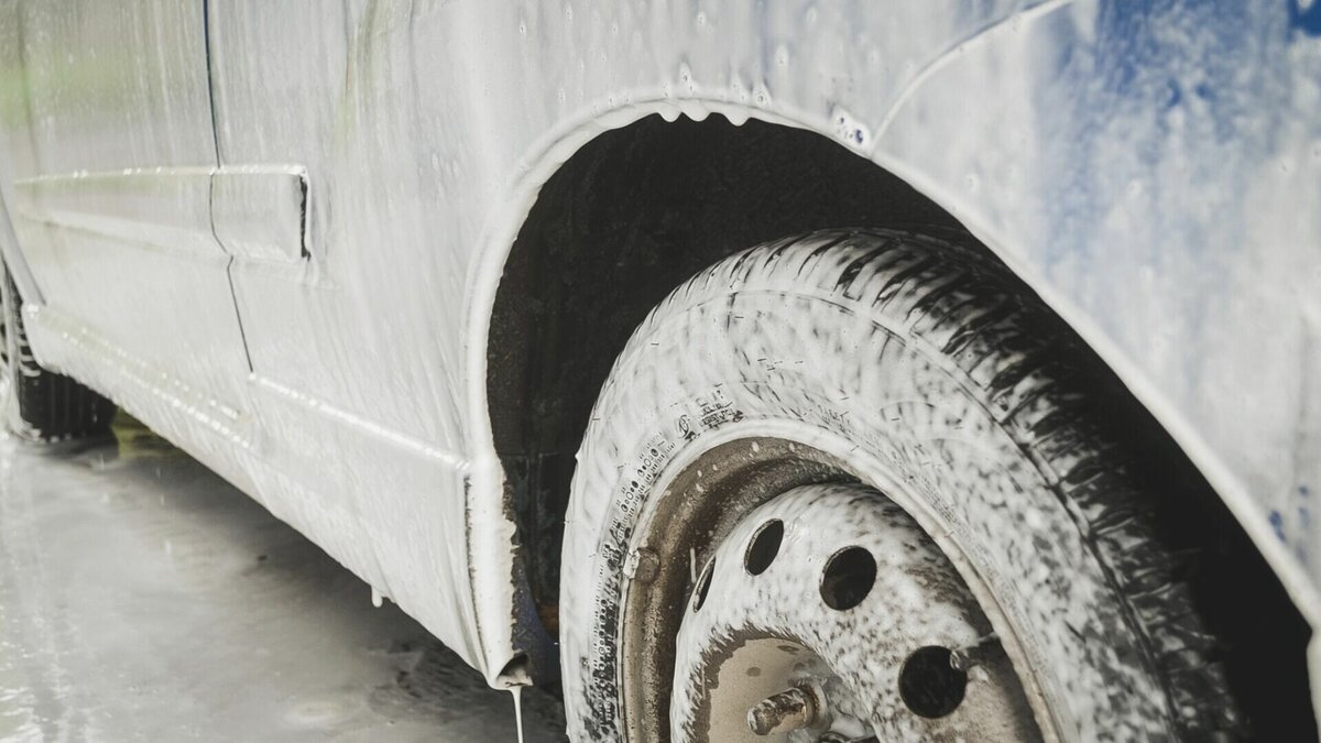     По адресу Московский тракт, 118, строение 10, сливают стоки с автомойки, информация об этом появилась в паблике «Типичная Тюмень»