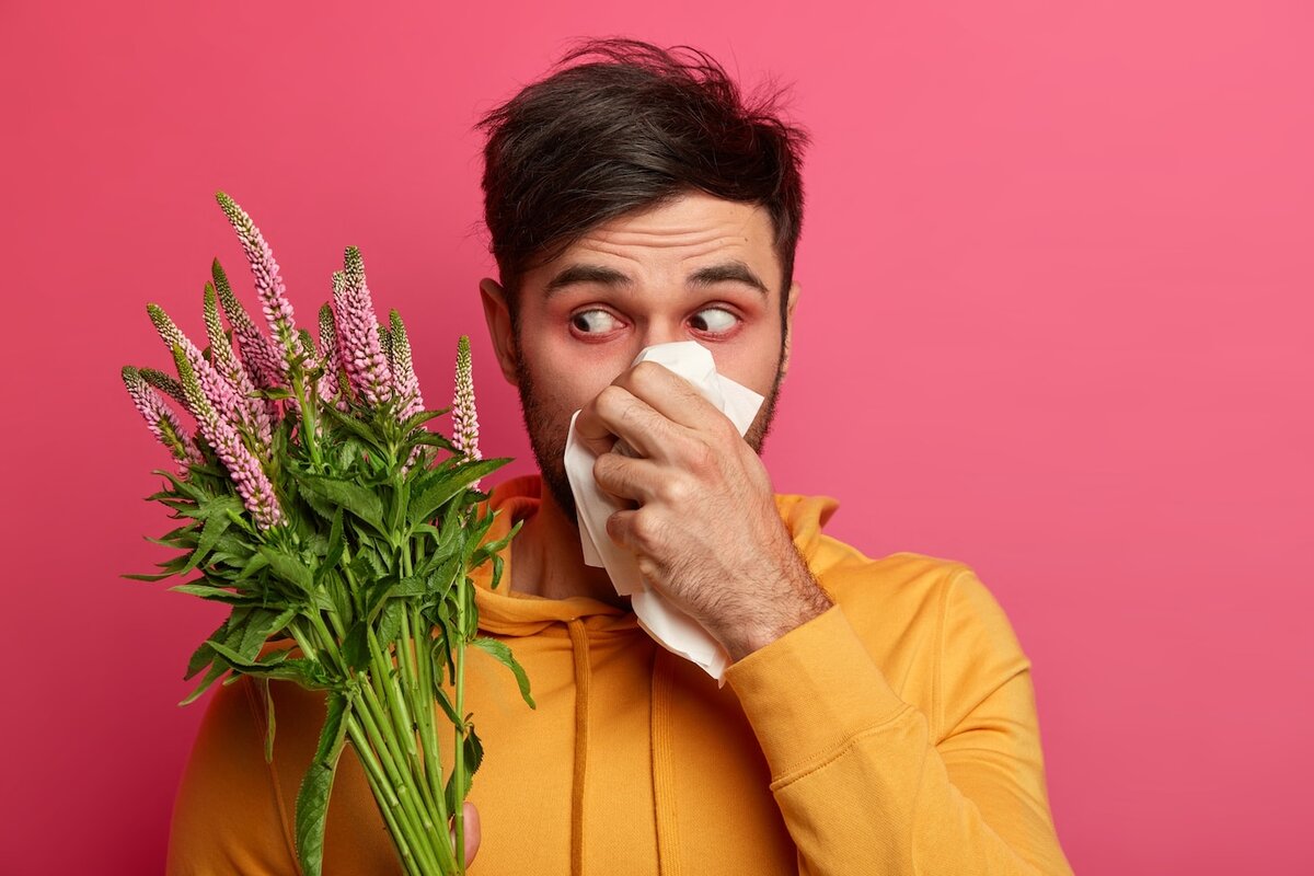 Страдающий цветок. Вакцина от аллергии на пыльцу. Креативная реклама средства от аллергии чихать отстой. Биологи 1 апреля.