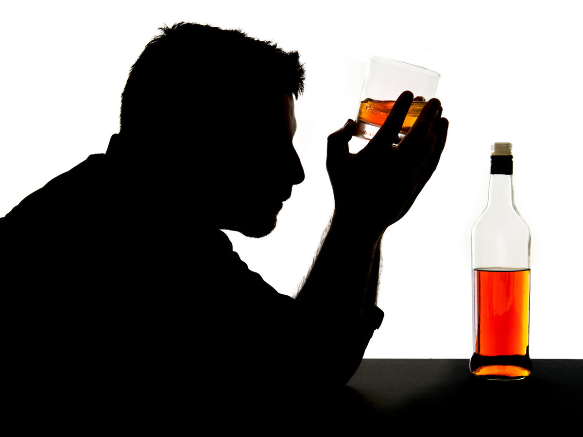 Почему виски пьют. Пьющий человек. Человек с бутылкой. Алкоголизм. Человек пьет алкоголь.