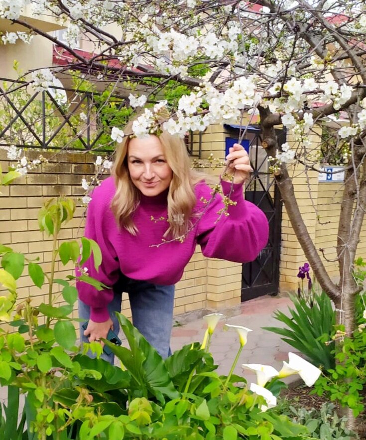 Много зелени, цветы, деревья распускаются, ну и ароматы, конечно, чудесные. Фото 18 апреля.