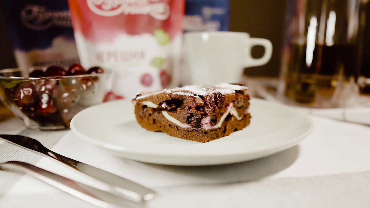 Брауни-чизкейк с жимолостью и черешней 🍒- нежнейший шоколадный десерт,  который готовится легко и очень выигрышно смотрится! | Планета Витаминов |  Дзен