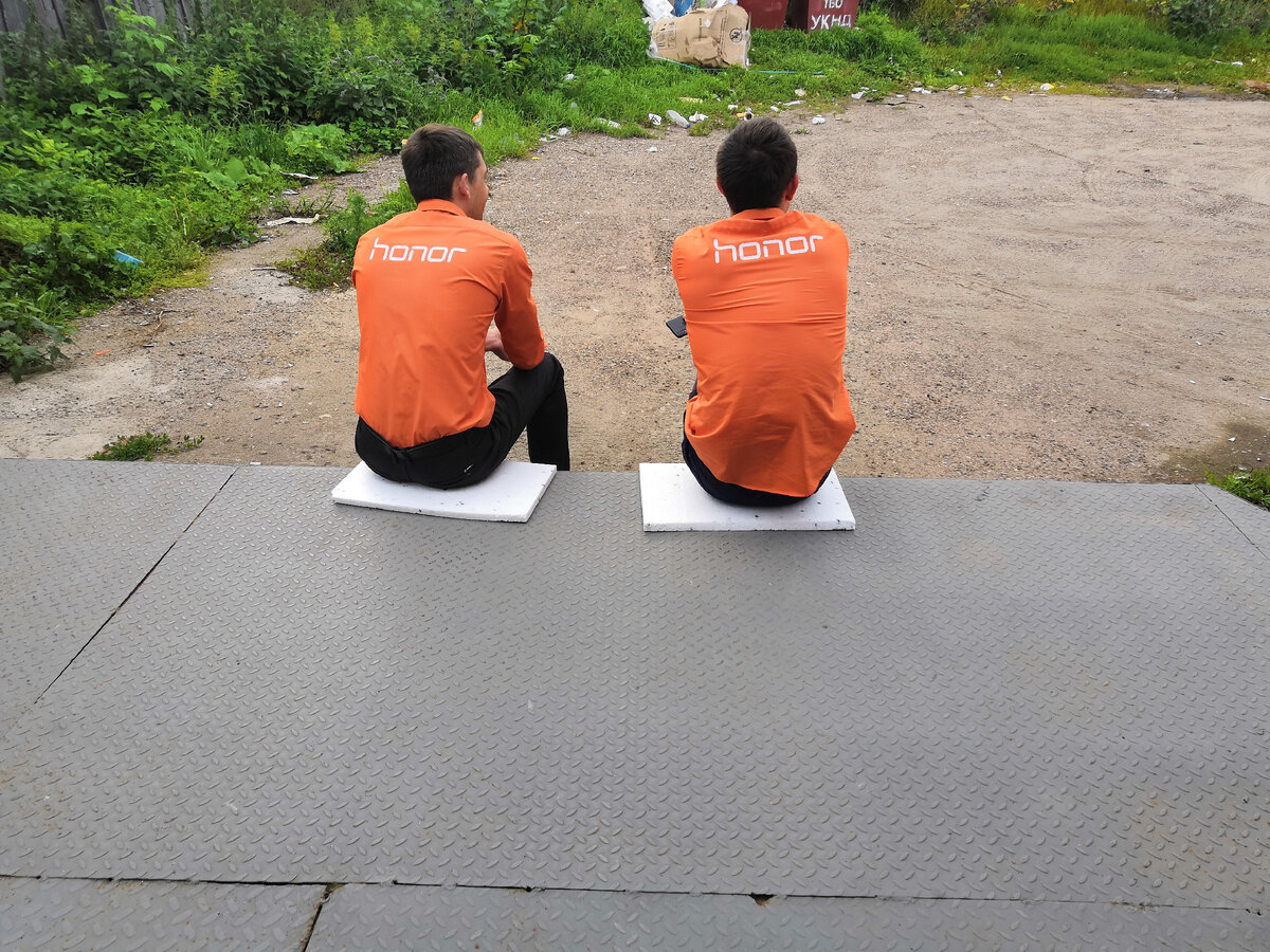 Ребята-коллеги на перекуре. Сейчас они уже тоже там не работают