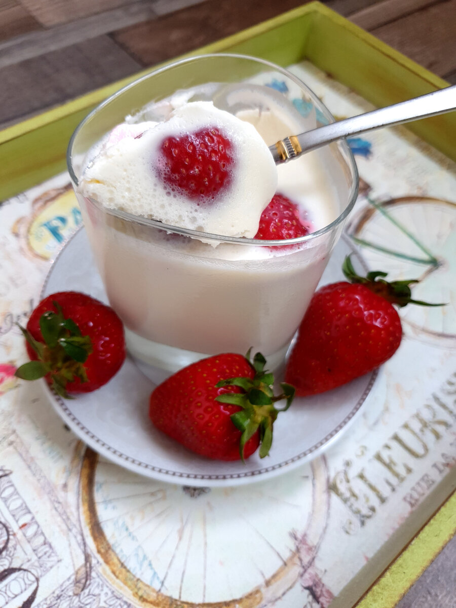 Давайте приготовим первое блюдо из подборки "клубничного меню" - десерт панакота🤍