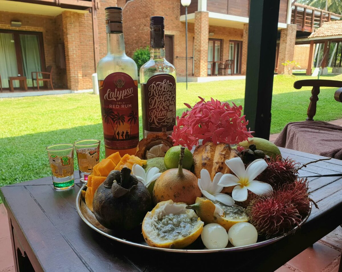 Местный ром и тропические фрукты