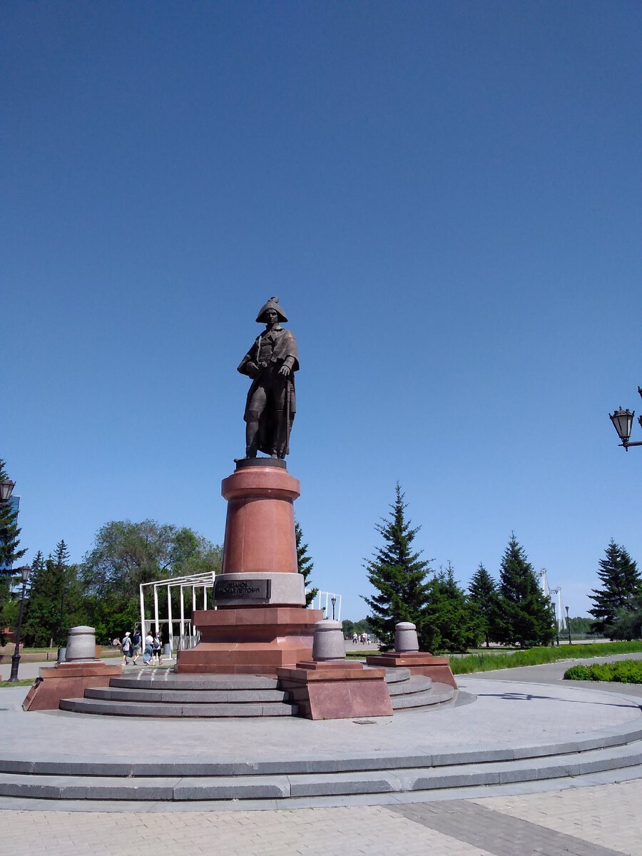 Памятник командору Резанову.