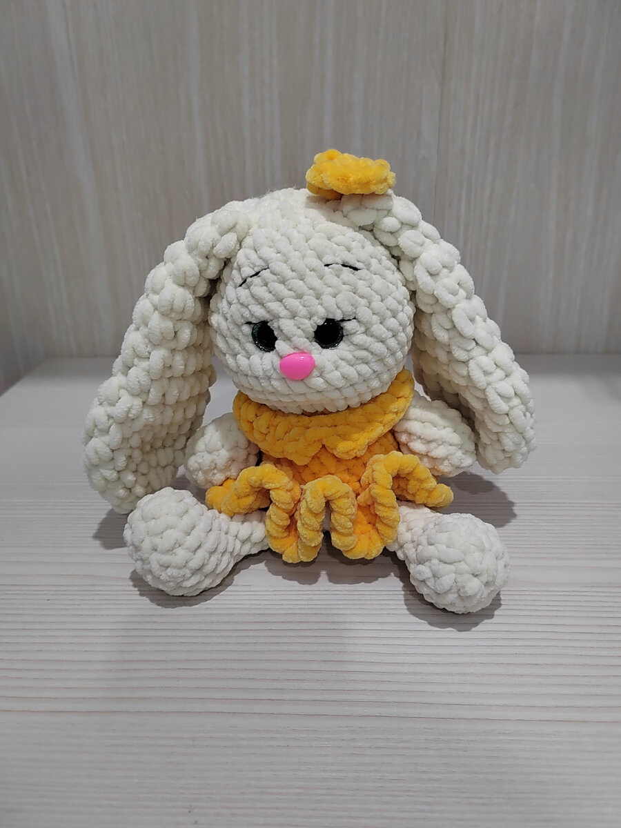 Зайка связана из плюшевой пряжи, глазки на безопасном креплении, наполнитель гипоаллергенный, одежда не съёмная. Цена повтора 700 рублей 