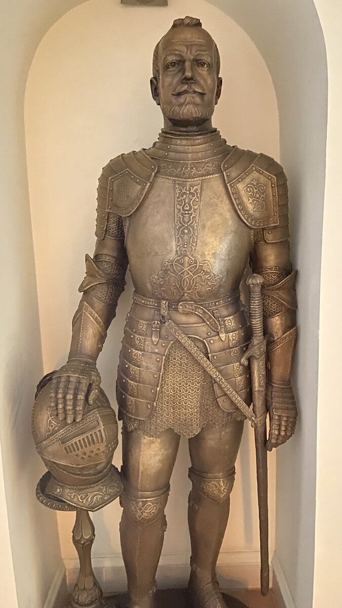 Вот такой  «консьерж» притаился на лестнице в гостинице.