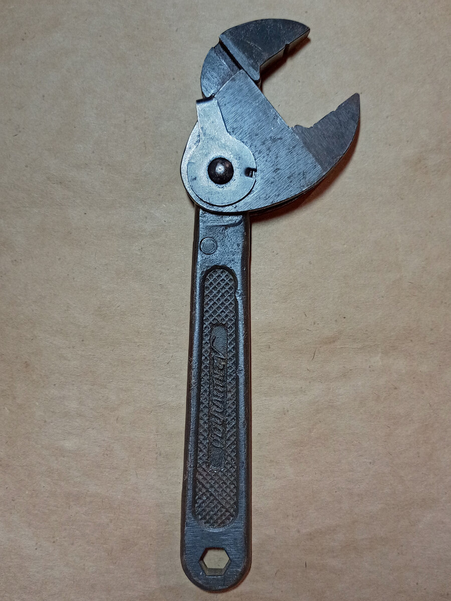 Вес - 385г, снизу ещё ключик на "10".