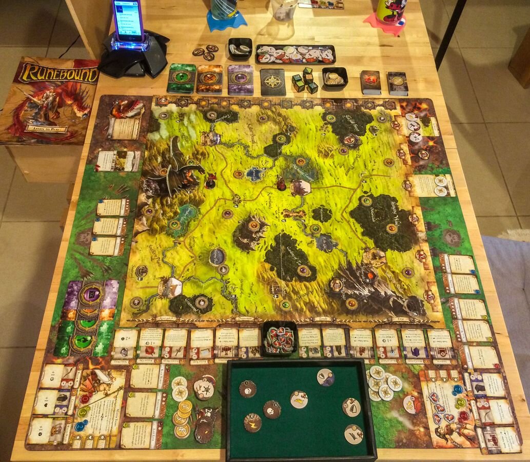 Фото с БГГ - вместо жетона дракона, ребята собрали фигурку из картона