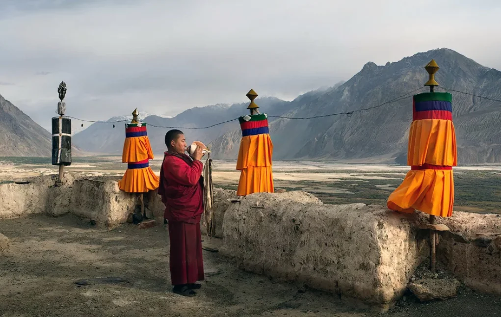 Тибетские горловые монахи. Гималаи Тибет монахи. Севанские монахи в Гималаях. Индия Гималаи тибетские монахи. Сивана Гималаи монахи.