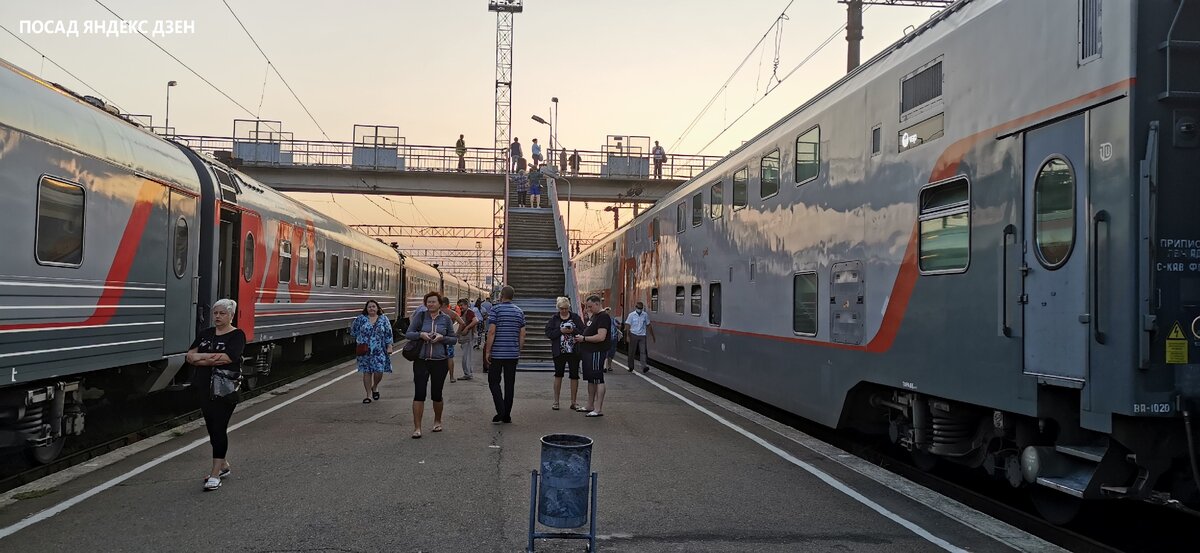 Поймала удачный момент. Окна обычного состава находятся примерно на уровне потолка первого этажа двухэтажного.