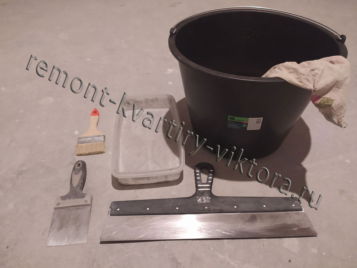 Инструмент для заделки швов и стыков между плитами перекрытия на потолке.